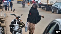 Une femme couverte d'un voile