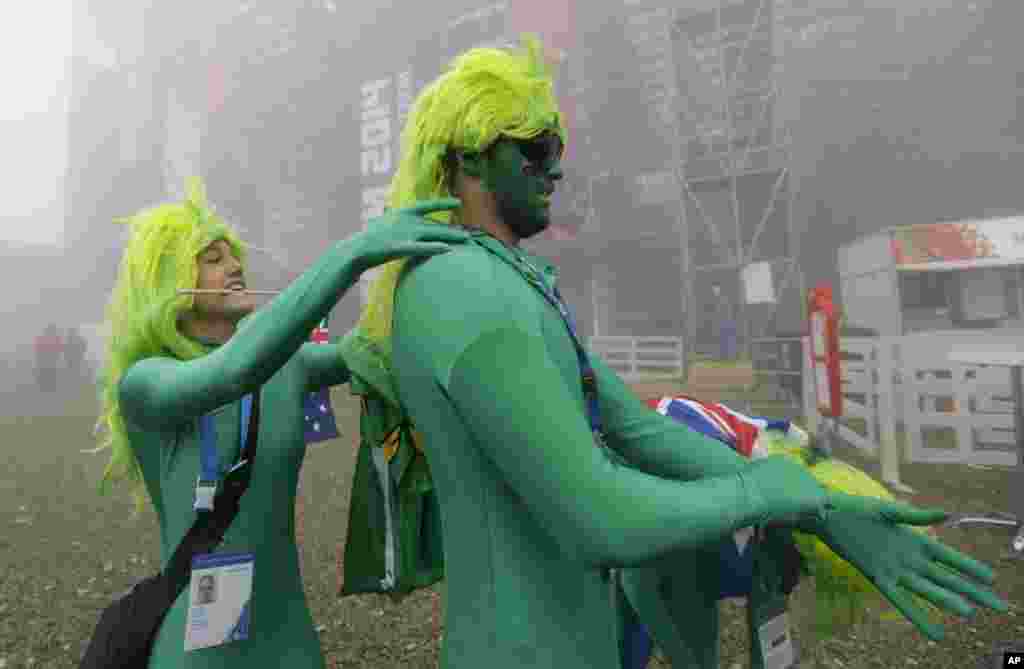 Pendukung tim Australia mengenakan kostum, menghadiri kompetisi cross snowboarding di Taman Rosa Khutor, 17 Februari 2014.