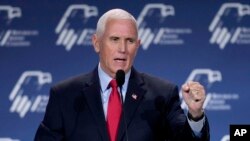 Bivši potpredsednik Majk Pens u Las Vegasu 18. novembra 2022. (Foto: AP/John Locher)