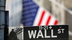 미국 금융 중심지인 뉴욕 시내 월 스트리트 표지판.