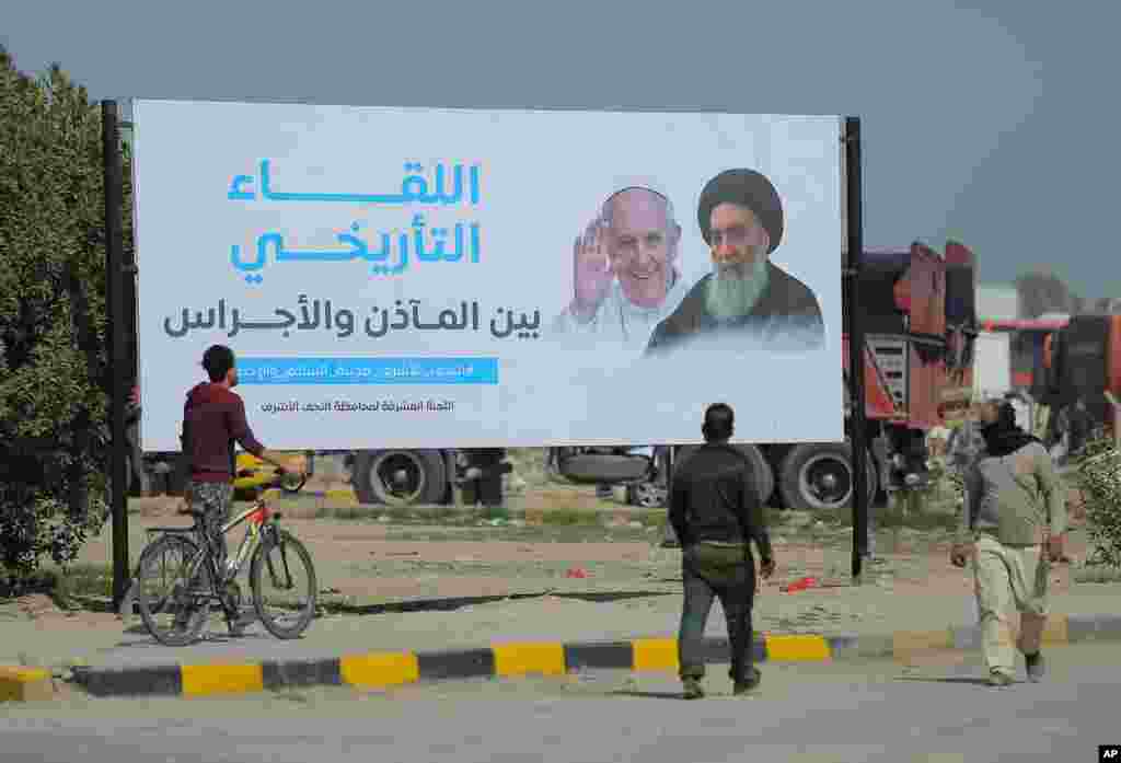 Tangazo la kuwasili kwa Papa Francis na mpango wake wa kukutana na kiongozi wa Waislam wa dhehebu la Shia Ayatollah Ali al-Sistani, Najaf, Iraki, Machi 3, 2021.