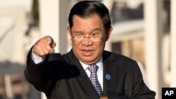  រូបឯកសារ៖ លោក​នាយក​រដ្ឋមន្ត្រី ហ៊ុន​ សែន លើក​ដៃ​ចង្អុល ខណៈពេល​ដែល​លោក​ត្រៀម​ថតរូប​រួម​គ្នា​ជាមួយ​នឹង​មេដឹកនាំ​ប្រទេស​ផ្សេងៗ ដែល​ចូលរួម​កិច្ច​ប្រជុំអាស៊ីអ៊ឺរ៉ុប​លើក​ទី១១ នៅ​ទីក្រុងអ៊ូឡង់បាទ័រ ប្រទេស​ម៉ុងហ្គោលី កាលពីថ្ងៃសៅរ៍ ទី១៦ ខែកក្កដា ឆ្នាំ២០១៦។