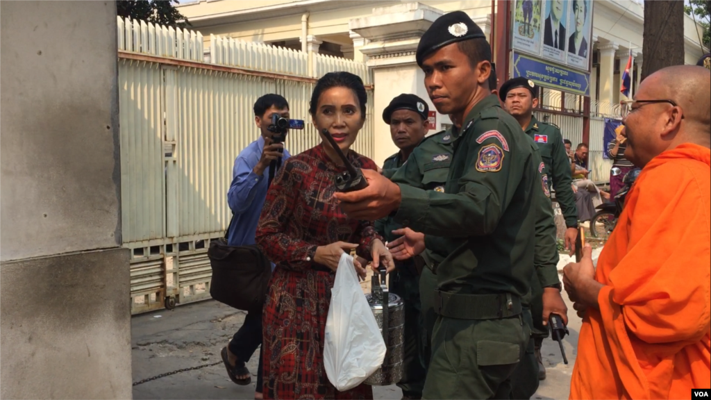 ភរិយា​លោក​ កឹម​ សុខា​ ឈ្មោះ​ តែ​ ចន្ទ​មនោ​ យក​ម្ហូប​មក​ឲ្យ​លោក​នៅ​សាលា​ឧទ្ធរណ៍​ នា​ថ្ងៃ​សវនាការ​នៃ​បណ្ដឹង​សុំ​នៅ​ក្រៅ​ឃុំ នៅ​សាលា​ឧទ្ធរណ៍​​ កាល​ពី​ថ្ងៃ​ទី​១ ខែ​កុម្ភៈ​ ឆ្នាំ​២០១៨។ (កាន់ ​វិច្ឆិកា/VOA) 