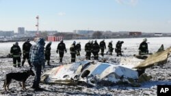 Službenici ruskog Ministarstva za vanredne situacije ispituju mesto avionske nesreće u Rostovu na Donu, 20. mart, 2016.