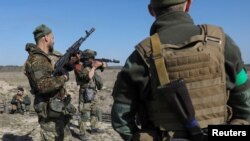 Anggota Pasukan Pertahanan Wilayah Ukraina mengelar aksi latihan militer mengantisipasi serangan Rusia yang terus berlanjut di wilayah Kyiv, pada 15 April 2022. (Foto: Reuters/Stringer)