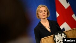 Perdana Menteri Inggris Liz Truss menghadiri konferensi pers di London, Inggris, 14 Oktober 2022. (Foto: Daniel Leal via REUTERS)