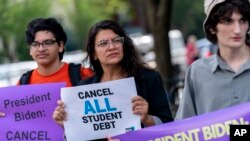 La représentante démocrate Rashida Tlaib (au centre) prend part à une manifestation pour inciter le président Joe Biden à annuler la dette étudiante près de la Maison Blanche à Washington, mercredi 27 juillet 2022. A ses côtés, son fils Adam (à g.).