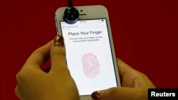 Seri baru ponsel pintar dari Apple, iPhone 5s, yang dilengkapi fitur pemindai sidik jari. 