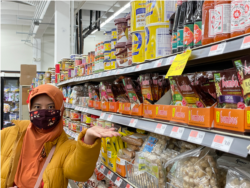 Cahya berbelanja produk-produk Indonesia di Asian Store (foto: dok).