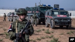 Patroli tentara Turki dan Rusia tampak dekat Kota Darbasiyah, Suriah, 1 November 2019. 