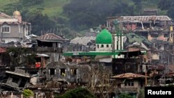 Gedung-gedung dan rumah-rumah yang rusak tampak saat pasukan pemerintah meneruskan serangannya melawan pemberontak dari kelompok Maute, yang telah mengambil alih sebagian besar kota Marawi, Filipina, 22 Juni 2017 (foto: REUTERS/Romeo Ranoco)