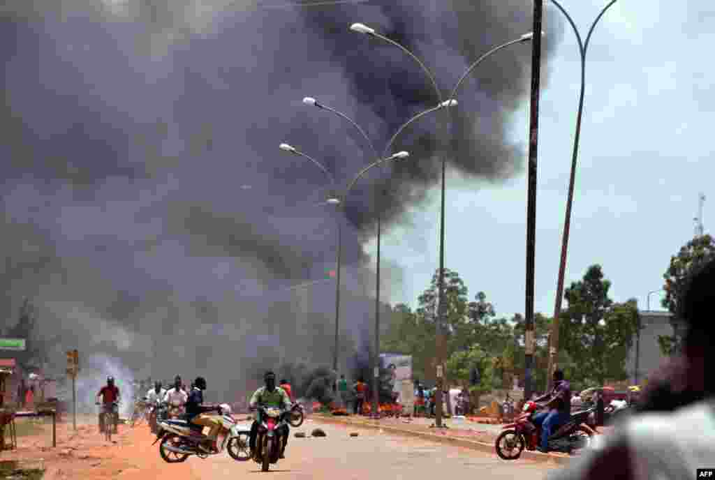 Residents burn tires along a street in Ouagadougou, Sept. 17, 2015, after Burkina Faso&#39;s presidential guard declared a coup, a day after seizing the interim president and senior government members, as the country geared up for its first elections since the overthrow of longtime leader Blaise Compaore.&nbsp;