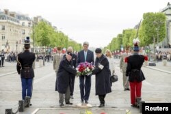 Amerika bosh diplomati Parijda Noma'lum askar qabriga gulchambar qo'ydi.
