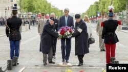 U.S. Secretary of State John Kerry (C) lays a wreath during a ceremony marking France's 70th anniversary of the allied victory over Nazi Germany, at the Tomb of the Unknown Soldier in Paris, France, May 8, 2015.