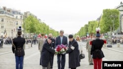 រដ្ឋមន្ត្រី​ការ​បរទេស​អាមេរិក​លោក John Kerry ដាក់​កម្រង​ផ្កា​ក្នុង​អំឡុង​ពេល​ពិធី​ខួប​ទី​៧០ នៅ​ប្រទេស​បារាំង​​នៃ​​ការ​ទទួល​ជ័យ​ជម្នះ​របស់​ក្រុម​សម្ព័ន្ធ​មិត្ត​​​លើ​​របប​ណា​ហ្ស៊ី​​អាល្លឺម៉ង់ ​នៅ​ឯ​ផ្នូរ​​ទាហាន​ដែល​គ្មាន​​អត្តសញ្ញាណ​ក្នុង​​ទី​ក្រុង​ប៉ារីស ប្រទេស​បារាំង នាថ្ងៃទី ០៨ ខែឧសភា ឆ្នាំ២០១៥។