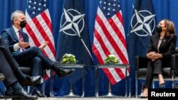 აშშ-ის ვიცე-პრეზიდენტი, კამალა ჰარისი (მარჯვნივ) შეხვედრას მართავს ნატოს გენერალურ მდივან, იენს სტოლტენბერგთან (მარცხნივ). მიუნხენი, 18 თებერვალი, 2022.