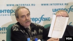 拉钦斯基在一次新闻会上手举目前解密的斯大林大清洗时的文件。（美国之音白桦拍摄）