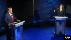 ຮອງປະທານາທິບໍດີ ທ່ານນາງ ຄາມາລາ ແຮຣິສ ຈາກພັກເດໂມແຄຣັດ ກ່າວປາໄສໃນຂະນະທີ່ອະດີດປະທານາທິບໍດີ ທ່ານ ດໍໂນລ ທຣໍາ ຈາກພັກຣິພັບບລິກັນ ຢືນຟັງ ໃນລະຫວ່າງການໂຕ້ວາທີສໍາລັບການເລືອກຕັ້ງປະທານາທິບໍດີ ຢູ່ທີ່ສູນກາງລັດຖະທໍາມະນູນແຫ່ງຊາດໃນນະຄອນຟີລາເດລເຟຍ, ລັດເພັນຊີລວາເນຍ, ວັນທີ 10 ກັນຍາ 2024.