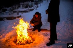 بک پسر بچه برای مرگ یک پناهنده سوری که در زلزله ترکیه کشته شد گریه می کند - ۱۰ فوریه ۲۰۲۳