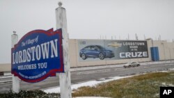 Sebuah spanduk yang menggambarkan kendaraan Chevrolet Cruze terpampan pada pabrik General Motors di Lordstown, 27 November 2018, Lordstown, Ohio (foto: AP Photo/John Minchillo)