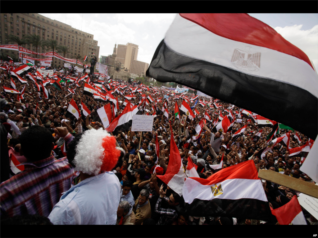 Warga Mesir berkumpul di Tahrir Square di Kairo untuk menyerukan revolusi baru di negara ini, 2 Juni 2012. Hosni Mubarak dijatuhi hukuman penjara seumur hidup karena gagal menghentikan pembunuhan demonstran selama pemberontakan yang mendorongnya mundur da