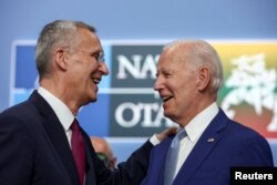 جو بایدن، رئیس جمهوری آمریکا (راست) وینس استولتنبرگ، دبیر کل سازمان پیمان آتلانتیک شمالی «ناتو» در اجلاس یران ناتو در لیتوانی - ۲۰ تیر ۱۴۰۲