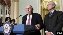 Senator Carl Levin berbicara kepada para wartawan di dampingi oleh Harry Reid di Capitol Hill, Washington. (foto: dok)