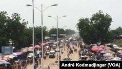 La Circulation dans la ville de N'Djamena, 28 août 2017. (VOA/André Kodmadjingar)