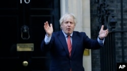 រូបឯកសារ៖ នាយករដ្ឋមន្រ្តីអង់គ្លេសលោក Boris Johnson ចូលរួមទះដៃអបអរសាទរបុគ្គលិកសុខាភិបាល អំឡុងពេលមានការរាតត្បាតជំងឺកូវីដ១៩ នៅក្រុងឡុងដ៍ ប្រទេសអង់គ្លេស កាលពីថ្ងៃទី២៨ ខែឧសភា ឆ្នាំ២០២០។ 