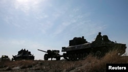 27일 우크라이나 동부 데벨체베 인근 지역에서 정부군이 철수하고 있다.