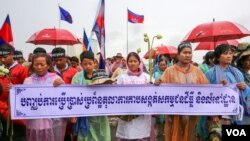 រូបឯកសារ៖ ការ​ដង្ហែ​ក្បួន​របស់​សកម្មជន​ដីធ្លី ​និង​សិទ្ធិ​លំនៅ​ស្ថាន​ក្នុង​ការ​ប្រារព្ធ​ទិវា​សិទ្ធិ​លំនៅស្ថាន​ពិភព​លោក​លើក​ទី៣១​ ដើម្បី​សំដែង​ការ​មិន​ពេញ​ចិត្ត​ចំពោះ​ការ​រំលោភ​សិទ្ធិ​លំនៅស្ថាន​របស់​ពួក​គេ​នៅ​រាជធានី​ភ្នំពេញ​ កាល​ពី​ថ្ងៃ​ទី​១០ ខែតុលា​ ឆ្នាំ​២០១៦។ (VOA)