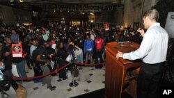 Presiden AIDS Healthcare Foundation, Michael Weinstein, menyambut kedatangan para peserta konferensi AIDS di Washington (21/7).