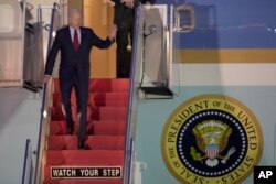 Presiden AS Joe Biden melambai saat dia berjalan menuruni tangga Air Force One saat dia tiba di Bandara Stansted di Stansted, Inggris, Minggu, 9 Juli 2023. Presiden Biden mengunjungi Inggris dalam perjalanannya ke pertemuan puncak NATO di Lithuania. (Foto: AP/Kin Cheung)