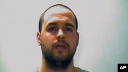 ប៉ូលិស​ Interpol កាលពីថ្ងៃទី​២៣ ខែមីនា បាន​បង្ហាញ​រូបជន​សង្ស័យ​ម្នាក់​ឈ្មោះ Khalid Bakraoui ដែល​ត្រូវ​ជា​ប្អូន​ប្រុស​របស់​ជន​សង្ស័យ​ម្នាក់​ទៀត​ឈ្មោះ Brahim Bakraoui។