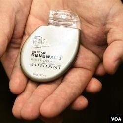 Salah satu defibrillator model baru yang dikembangkan oleh Guidant Corp (foto: dok). Ilmuwan di Universitas John Hopkins, AS tengah mengembangkan alat kejut baru untuk dipakai di rumah-rumah.