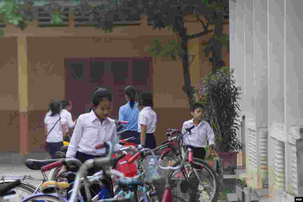 이슬람 시아파 민병대 PMF 병사들이 이라크 모술 외곽 함맘 알알리 마을에서 수니파 극단주의 무장단체 ISIL과 전투중 로켓포를 발사하고 있다. &nbsp;