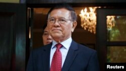 រូបឯកសារ៖ លោក កឹម សុខា ប្រធានគណបក្សសង្គ្រោះជាតិដែលត្រូវបាន​តុលាការរំលាយ នៅគេហដ្ឋានរបស់លោក នៅរាជធានីភ្នំពេញ ថ្ងៃទី១១ ខែវិច្ឆិកា ឆ្នាំ២០១៩។