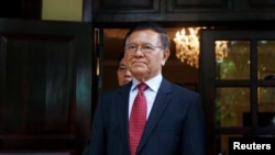 លោកកឹម សុខា ប្រធានគណបក្សសង្គ្រោះជាតិ ជួបជាមួយឯកអគ្គរដ្ឋទូតអាមេរិកប្រចាំកម្ពុជាលោក Patrick Murphy នៅគេហដ្ឋានរបស់លោក នៅរាជធានីភ្នំពេញ ថ្ងៃទី១១ ខែវិច្ឆិកា ឆ្នាំ២០១៩។