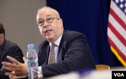 លោក Daniel R. Russel ឧបការី​រដ្ឋមន្ត្រី​ការបរទេស​សហរដ្ឋ​អាមេរិក​ទទួល​បន្ទុក​កិច្ចការ​អាស៊ី​ខាង​កើត និង​ប៉ាស៊ីហ្វិក និយាយទៅកាន់អ្នកសារព័ត៌មាននៅថ្ងៃ ព្រហស្បត៍ ទី២៧ ខែតុលា ឆ្នាំ ២០១៦ នៅរាជធានីភ្នំពេញ។ (ឡេង ឡែន/VOA)