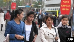 乌鲁木齐街头的行人和标语