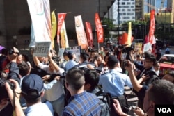 香港多个民间团体和政党抗议暴力驱逐“低端人口” （美国之音 汤慧芸摄 2017年11月29日）