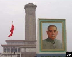 天安门广场上的孙中山像(资料照片)