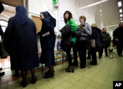 People line up at a polling station near the Vatican, in Rome, March 4, 2018.