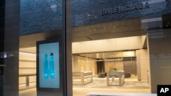 纽约麦迪逊大道，一家商店宣布暂时关闭（2020年3月19日）。