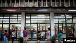 ពលរដ្ឋ​ហ្វីលីពីន​តម្រង់​ជួរ​នៅ​ខាង​ក្រៅ​ឱសថស្ថាន​មួយ​កន្លែង មួយ​ថ្ងៃ​មុន​រដ្ឋធានី​ម៉ានីល​ឈាន​ដល់​ការ​បិទ​សកម្មភាព​សង្គម​កាន់​តែ​តឹងរ៉ឹង កាលពី​ថ្ងៃទី៣ ខែសីហា ឆ្នាំ២០២០។