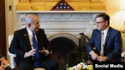 تصویری که حساب‌های کاربری مایک جانسون در شبکه‌‌های اجتماعی از دیدارش با بنیامین نتانیاهو منتشر کرده است - ۱۷ تیر ۱۴۰۴