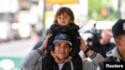 미국 뉴욕시 남부 국경 이주자 임시 거처인 루즈벨트 호텔에 도착한 망명 신청 가족 (자료사진)