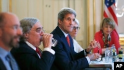 រដ្ឋ​មន្រ្តី​ការបរទេស​ស.រ.អា.​ John kerry (រូប​កណ្តាល) ជួប​ជាមួយ​រដ្ឋ​មន្រ្តី​ការ​បរទេស​អ៊ីរ៉ង់ Mohammad Javad Zarif នៅ​ក្នុង​ក្រុង​វីយែន ប្រទេស​អូទ្រីស កាលពី​ថ្ងៃទី៣ ខែកក្កដា ឆ្នាំ២០១៥។