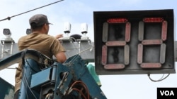 ទិដ្ឋភាព​នៃ​ការបំពាក់​កាមេរ៉ា​សុវត្ថិភាពនាភ្លើងស្តុបពេទ្យចិន​ក្នុងរាជធានីភ្នំពេញ។