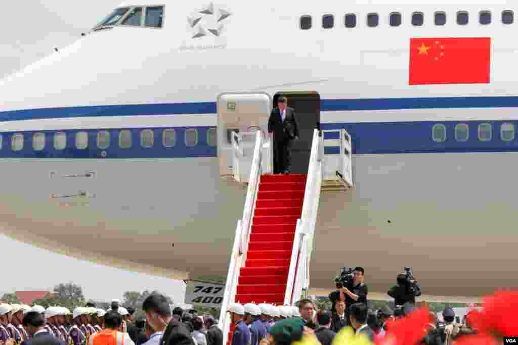 ប្រធានាធិបតី​ចិន​លោក Xi Jinping ធ្វើ​ដំណើរ​ចុះ​ពី​យន្តហោះ​ពេល​មក​ដល់​ព្រហាន​យន្តហោះ​អន្តរជាតិ​ភ្នំពេញ​ ក្រុង​ភ្នំពេញ​ នា​ថ្ងៃ​ទី​១៣ ខែ​តុលា ឆ្នាំ​២០១៦។ (ឡេង ឡែន/VOA)